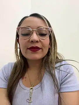 kimismile0414 online show from May 5, 1:13 am