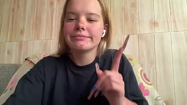 Snapshot of Malinwitch chatting on July 15, 5:34 am Malinwitch online show from July 15, 5:34 am