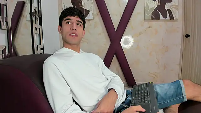 Snapshot of LUCKY_BOX2026 chatting on June 28, 1:39 pm LUCKY BOX2026 online show from June 28, 1:39 pm