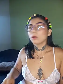 Snapshot of PequenaNena chatting on April 30, 2:23 pm PequenaNena online show from April 30, 2:23 pm