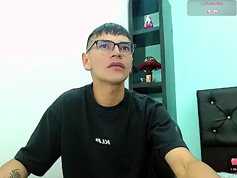 Snapshot of Alexx_bigcockk_ chatting on June 24, 1:21 pm Alexx bigcockk online show from June 24, 1:21 pm