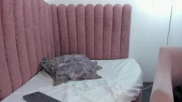Snapshot of CoralRuiz chatting on May 5, 8:06 pm CoralRuiz online show from May 5, 8:06 pm