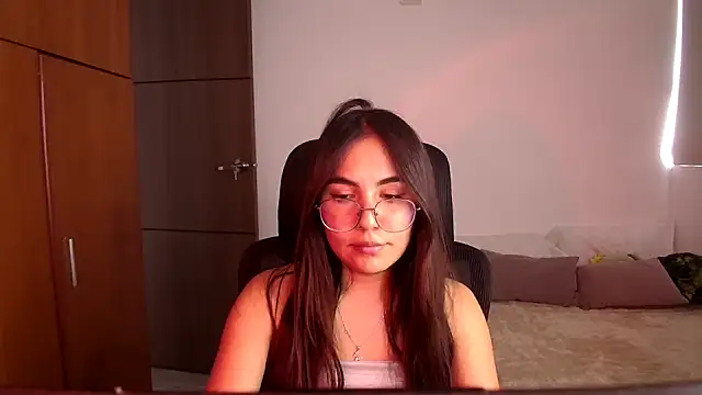 Snapshot of abbyyandmaxx chatting on August 3, 7:50 pm abbyyandmaxx online show from August 3, 7:50 pm