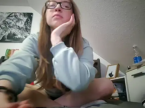 Snapshot of Freaky-Doll chatting on May 7, 8:47 pm Freaky-Doll online show from May 7, 8:47 pm
