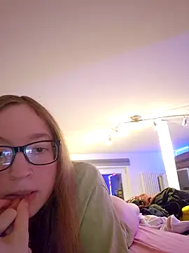 Snapshot of Freaky-Doll chatting on June 2, 10:34 pm Freaky-Doll online show from June 2, 10:34 pm
