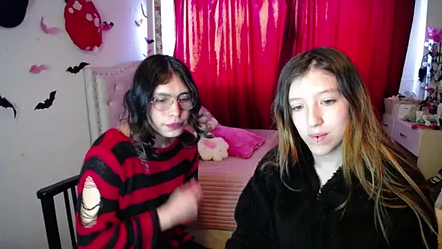 Snapshot of Blair_y_Briar chatting on June 1, 3:58 pm Blair y Briar online show from June 1, 3:58 pm