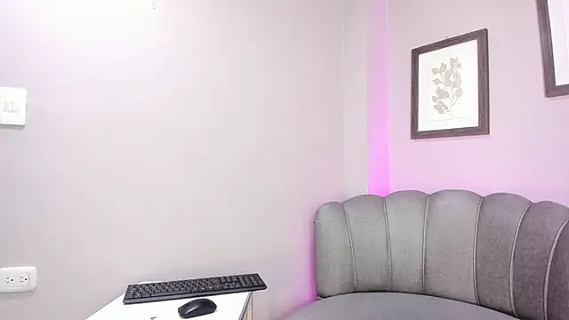 Snapshot of Roxanna_moore chatting on June 22, 1:29 am Roxanna moore online show from June 22, 1:29 am