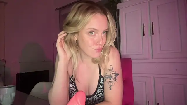 Snapshot of sweetemma_x chatting on May 1, 1:10 am sweetemma x online show from May 1, 1:10 am