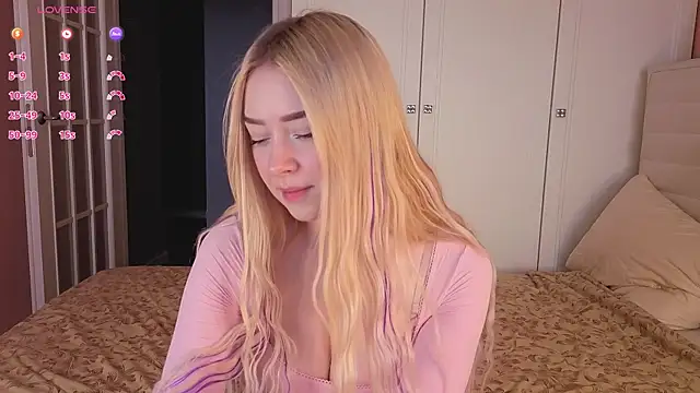 Snapshot of Chanelbayerr chatting on August 4, 5:21 am Chanelbayerr online show from August 4, 5:21 am