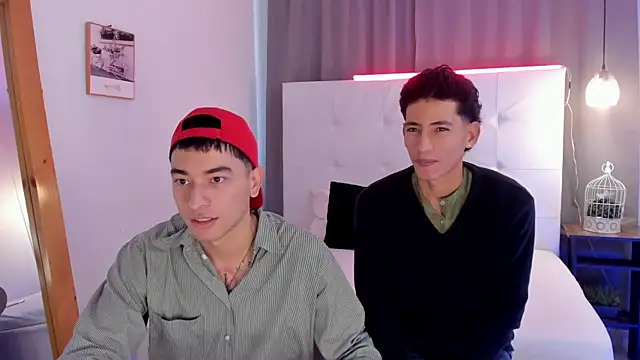 Snapshot of Alejo-and-Thiago chatting on May 5, 12:24 pm Alejo-and-Thiago online show from May 5, 12:24 pm