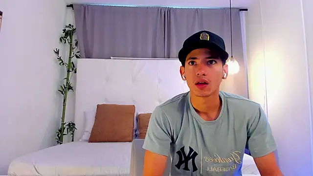 Snapshot of Alejo-and-Thiago chatting on June 23, 12:25 pm Alejo-and-Thiago online show from June 23, 12:25 pm