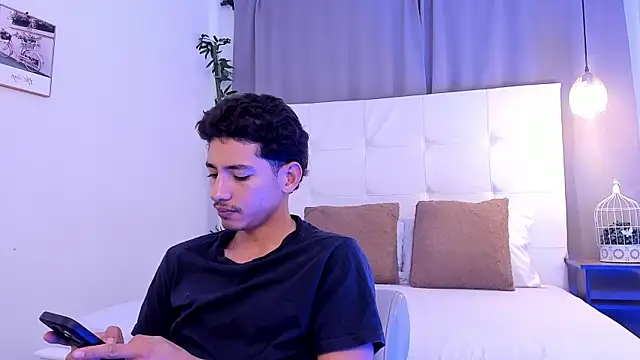 Snapshot of Alejo-and-Thiago chatting on July 8, 12:42 pm Alejo-and-Thiago online show from July 8, 12:42 pm