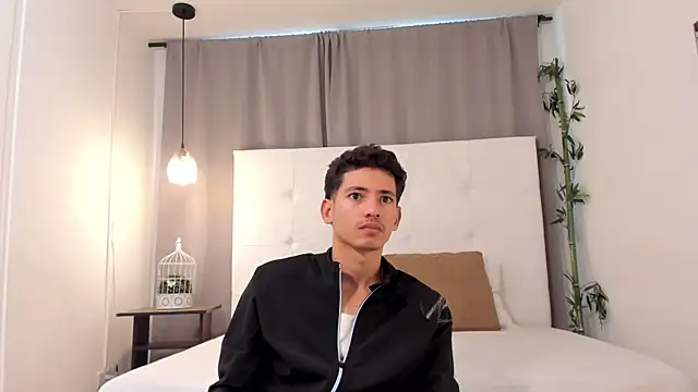Snapshot of Alejo-and-Thiago chatting on July 17, 12:34 pm Alejo-and-Thiago online show from July 17, 12:34 pm