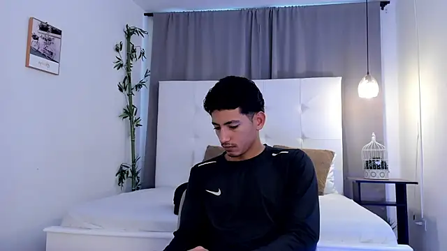 Snapshot of Alejo-and-Thiago chatting on July 23, 12:25 pm Alejo-and-Thiago online show from July 23, 12:25 pm