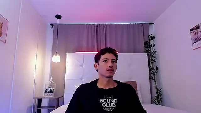 Snapshot of Alejo-and-Thiago chatting on August 3, 12:21 pm Alejo-and-Thiago online show from August 3, 12:21 pm