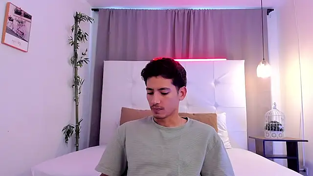 Snapshot of Alejo-and-Thiago chatting on August 4, 12:30 pm Alejo-and-Thiago online show from August 4, 12:30 pm