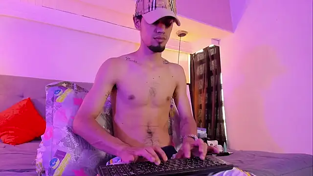 Snapshot of MichaelEvanss_ chatting on May 16, 1:32 pm MichaelEvanss online show from May 16, 1:32 pm