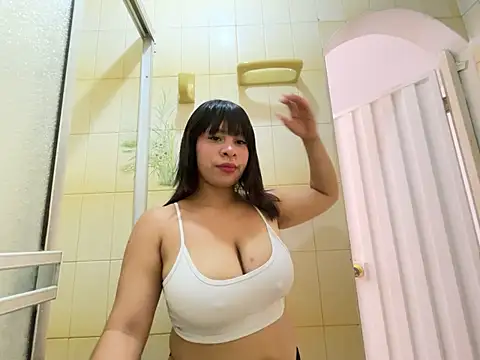 Snapshot of luna_silk_ chatting on June 18, 7:07 pm luna silk online show from June 18, 7:07 pm