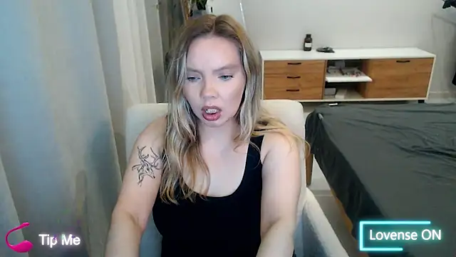 Snapshot of PolinaXXXXXJones chatting on May 8, 5:18 pm PolinaXXXXXJones online show from May 8, 5:18 pm