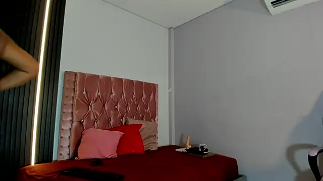 Snapshot of aisha_moore chatting on August 5, 7:28 pm aisha moore online show from August 5, 7:28 pm