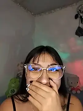 Snapshot of Kiara_Mirage chatting on May 19, 12:05 am Kiara Mirage online show from May 19, 12:05 am