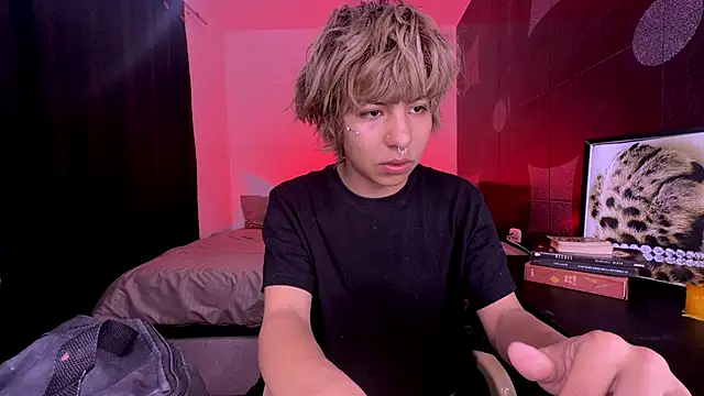 Snapshot of Aronn_44 chatting on May 24, 5:40 pm Aronn 44 online show from May 24, 5:40 pm
