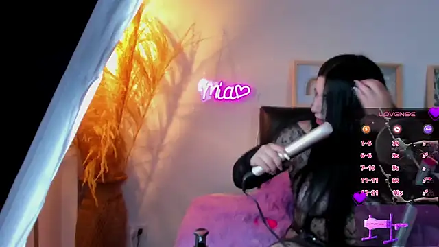 Snapshot of mia_valentine__ chatting on June 11, 8:51 pm mia valentine online show from June 11, 8:51 pm