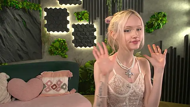 Snapshot of shishka_angel chatting on May 7, 1:27 pm shishka angel online show from May 7, 1:27 pm