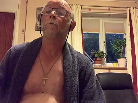 Snapshot of Moonraker64 chatting on August 5, 4:37 am Moonraker64 online show from August 5, 4:37 am