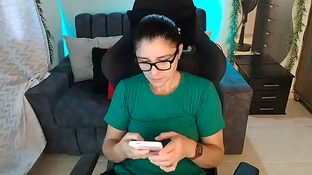 Snapshot of LUCYMILF_SEXY chatting on July 5, 3:08 pm LUCYMILF SEXY online show from July 5, 3:08 pm