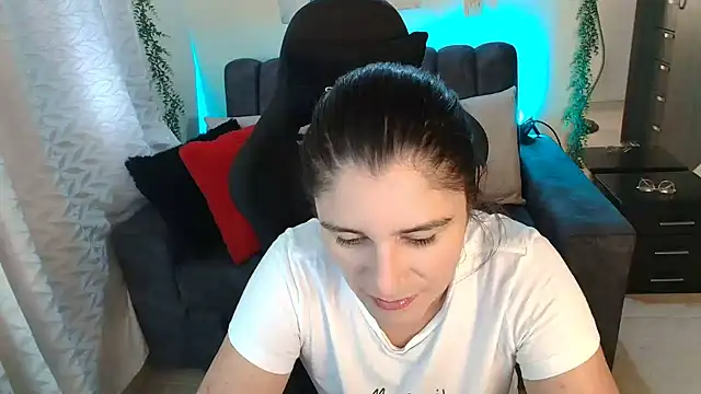 Snapshot of LUCYMILF_SEXY chatting on July 18, 3:05 pm LUCYMILF SEXY online show from July 18, 3:05 pm