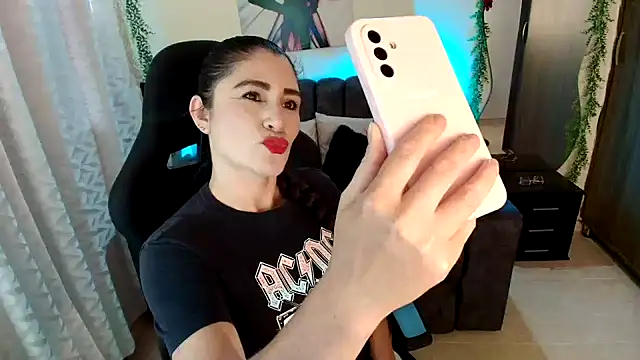 Snapshot of LUCYMILF_SEXY chatting on July 31, 6:07 pm LUCYMILF SEXY online show from July 31, 6:07 pm
