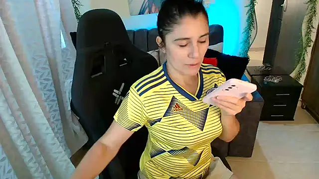 Snapshot of LUCYMILF_SEXY chatting on August 2, 3:54 pm LUCYMILF SEXY online show from August 2, 3:54 pm
