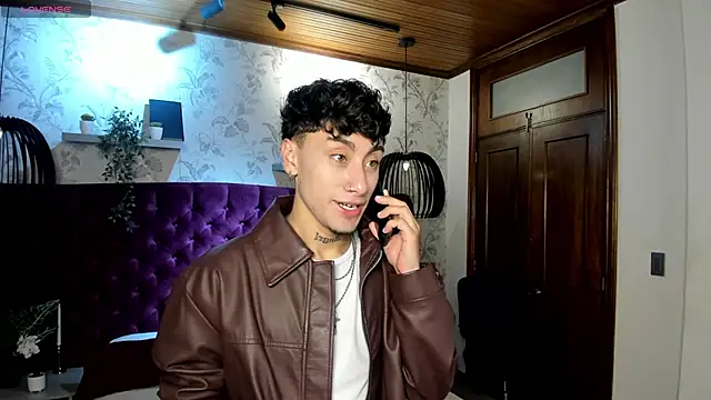 Snapshot of Spencerwhite_ chatting on June 9, 8:31 pm Spencerwhite online show from June 9, 8:31 pm