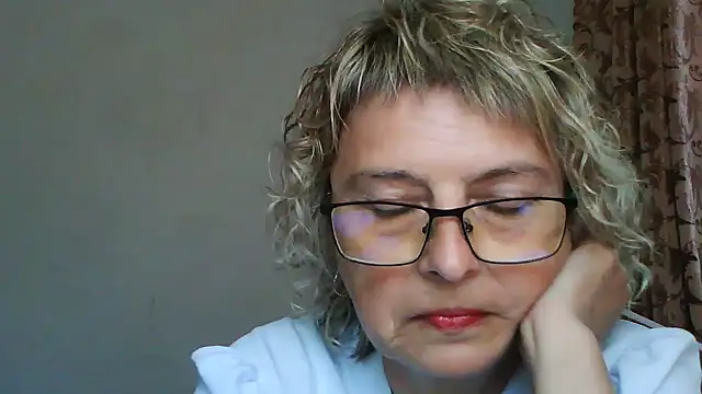 Snapshot of ElizabethGorden chatting on June 24, 1:43 pm ElizabethGorden online show from June 24, 1:43 pm