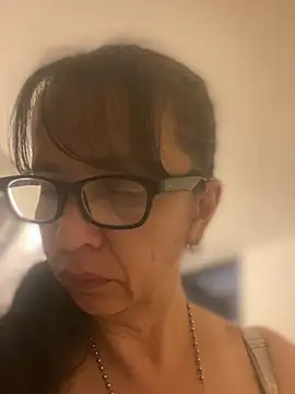 Soy Camila8 online show from May 8, 12:05 am
