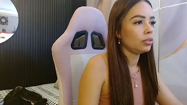 Snapshot of naomis_36 chatting on June 25, 1:59 pm naomis 36 online show from June 25, 1:59 pm