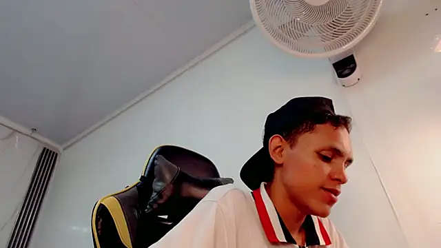 Snapshot of sombra_18 chatting on July 25, 1:36 am sombra 18 online show from July 25, 1:36 am