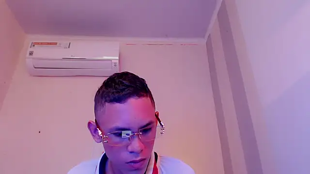 Snapshot of sombra_18 chatting on August 3, 11:19 pm sombra 18 online show from August 3, 11:19 pm