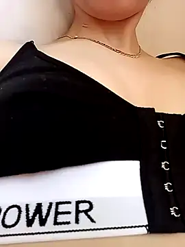Snapshot of Louulou_Hotgirl chatting on May 19, 11:05 am Louulou Hotgirl online show from May 19, 11:05 am