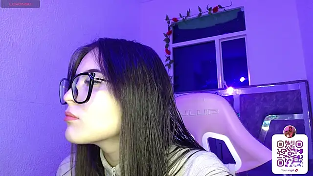 Snapshot of Destiny_A chatting on June 27, 12:22 pm Destiny A online show from June 27, 12:22 pm