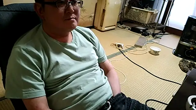Snapshot of Tkousuke chatting on May 9, 8:52 am Tkousuke online show from May 9, 8:52 am
