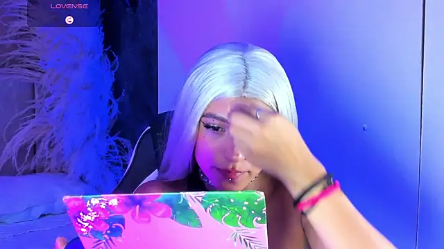 KatieRougee  online show from May 27, 10:07 pm