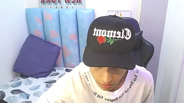 Snapshot of liam_play chatting on May 15, 3:13 am liam play online show from May 15, 3:13 am