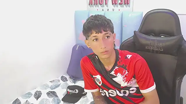 Snapshot of liam_play chatting on May 23, 12:20 pm liam play online show from May 23, 12:20 pm