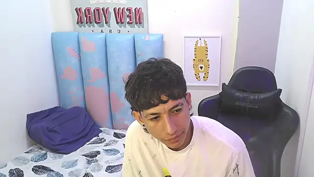 Snapshot of liam_play chatting on May 31, 8:32 pm liam play online show from May 31, 8:32 pm