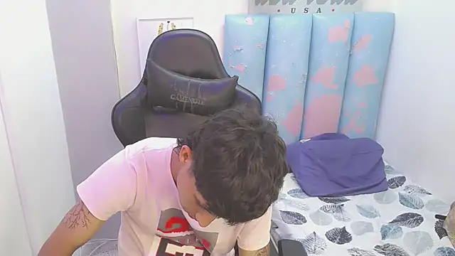 Snapshot of liam_play chatting on June 9, 9:48 pm liam play online show from June 9, 9:48 pm