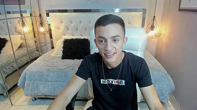 oliver chaze  online show from May 6, 9:31 pm