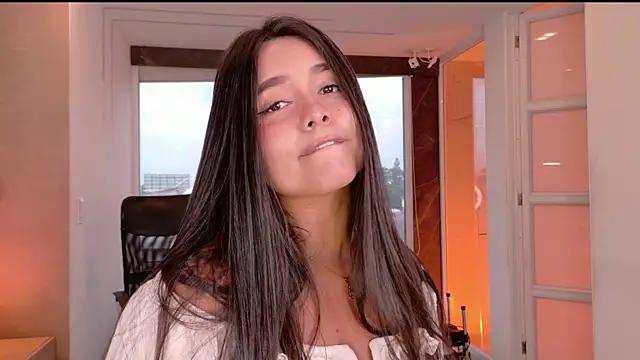 Snapshot of Eva-Apple chatting on August 3, 9:29 pm Eva-Apple online show from August 3, 9:29 pm
