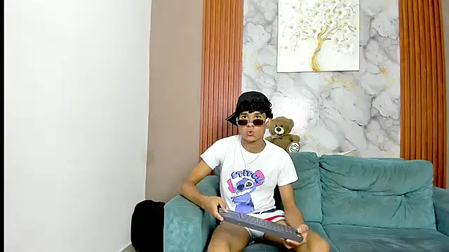 Snapshot of BOUL_GUYS chatting on May 27, 1:35 am BOUL GUYS online show from May 27, 1:35 am